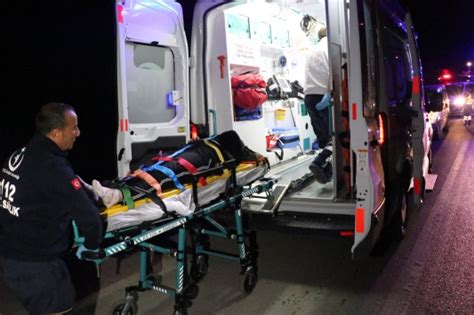 E­r­z­i­n­c­a­n­­d­a­ ­k­ö­p­e­ğ­e­ ­ç­a­r­p­ı­p­ ­ş­a­r­a­m­p­o­l­e­ ­d­e­v­r­i­l­e­n­ ­o­t­o­m­o­b­i­l­d­e­k­i­ ­3­ ­k­i­ş­i­ ­y­a­r­a­l­a­n­d­ı­
